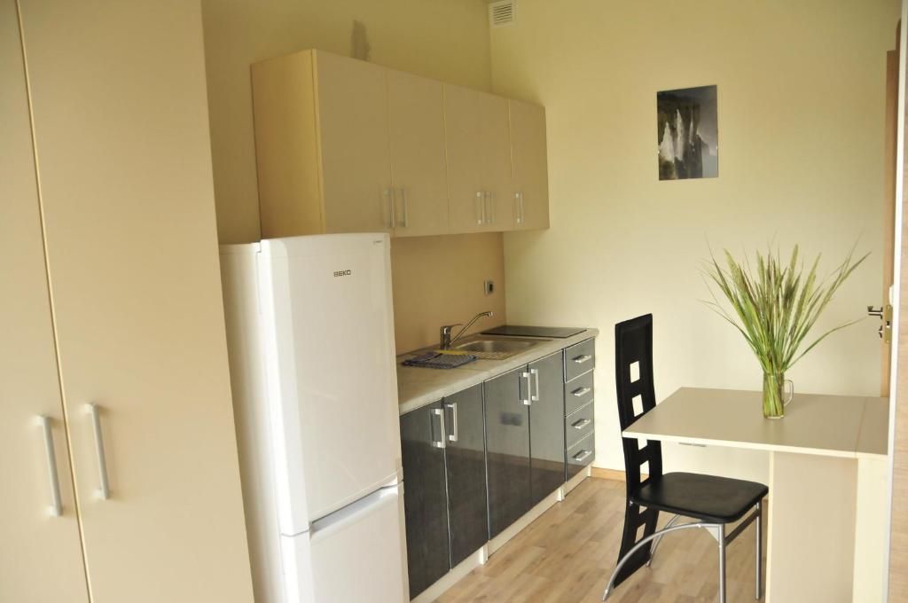 Apartamentai Trys Pusys Швентой Номер фото